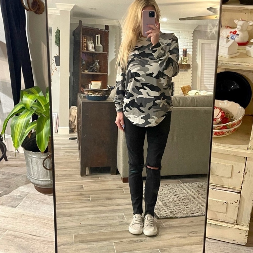 Hollister Camo Long Sleeve Tee Shirt NWT Women’s Size L